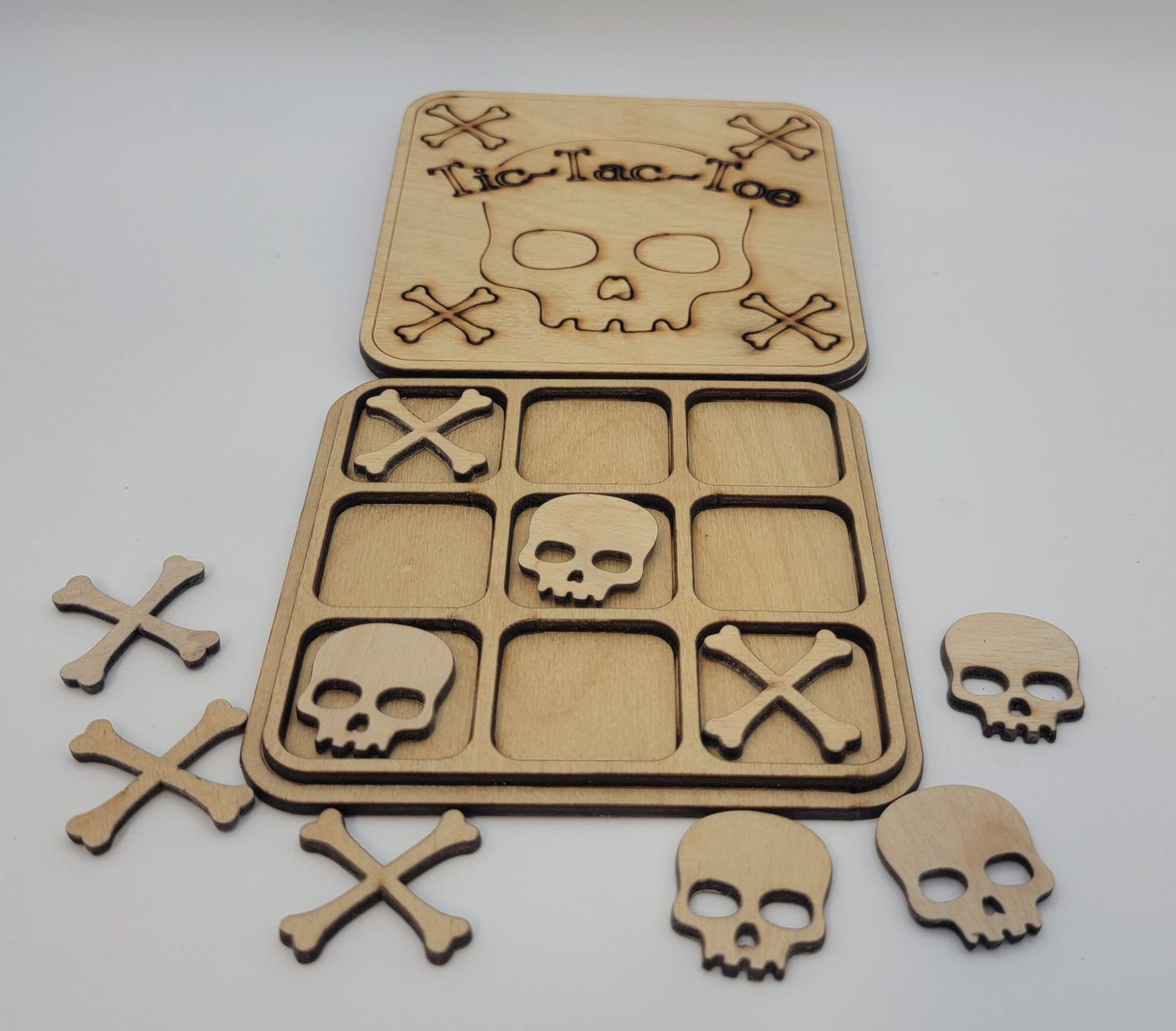 Skull & Cross Bones Tic Tac Toe